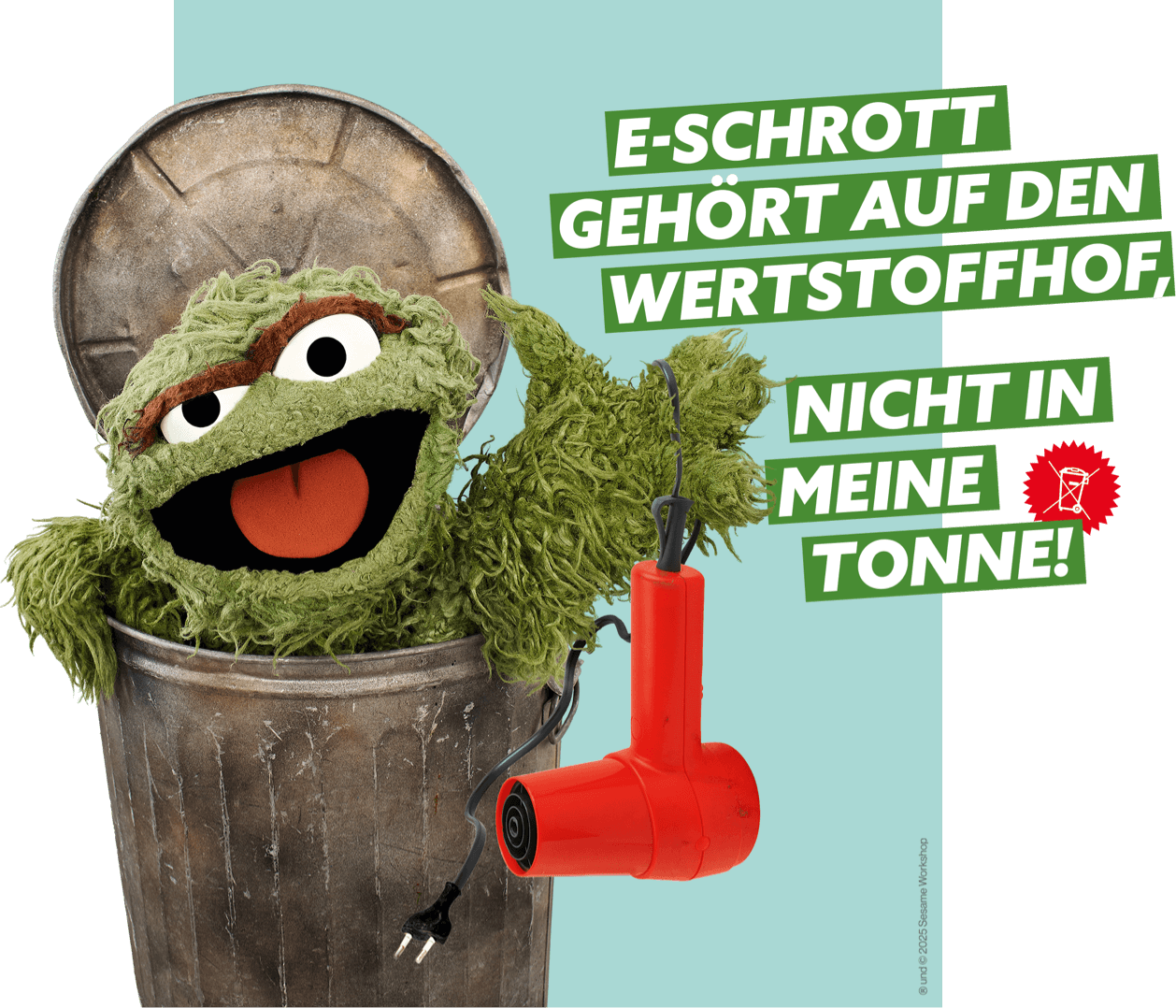 Oskar von der Sesamstraße schaut aus seiner Tonne, hält einen alten Föhn und sagt: "E-Schrott gehört auf den Wertstoffhof, nicht in meine Tonne!"