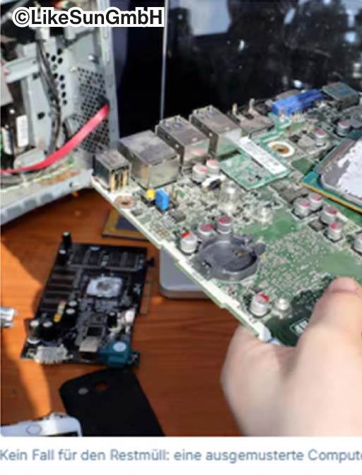 Ein Social Media Bild von einer Person die ein altes Mainboard in den Händen hält