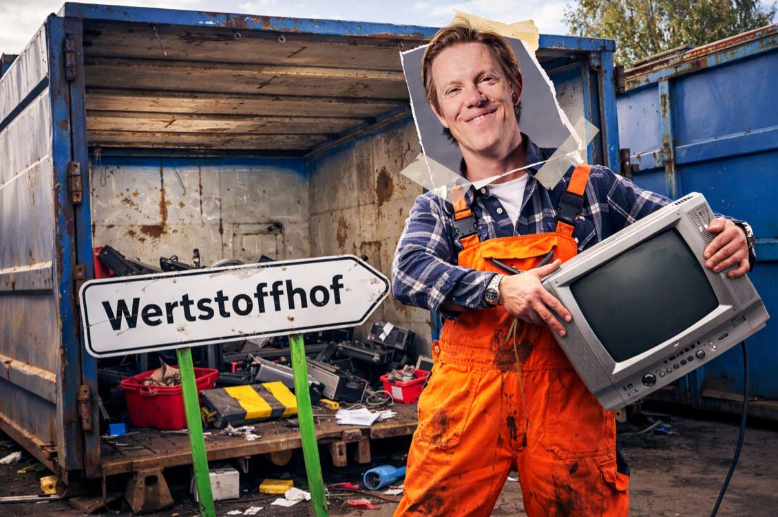 Ein ausgeschnittenes Fotos von einem grinsenden Simon Gosejohann, das auf einen Wertstoffhofmitarbeiter geklebt wurde.