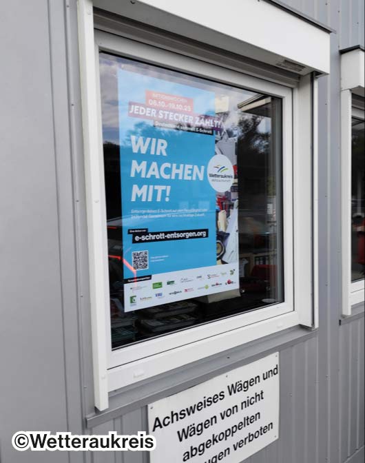 Ein "Jeder Stecker zählt" mit der Überschrift "Wir machen mit!" Plakat das am Fenster inneren aufgehängt wurde.